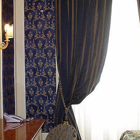 德米特拉凯皮托里纳酒店 2*