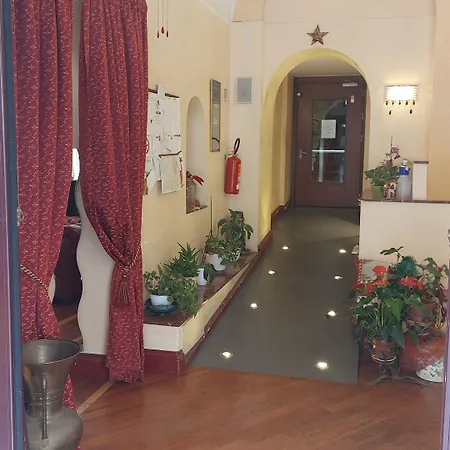德米特拉凯皮托里纳酒店 2*